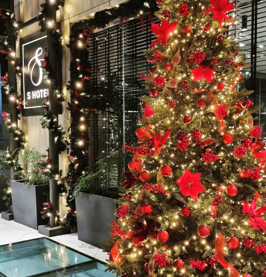S Hotel Boutique Салоники Экстерьер фото Christmas tree at the S Hotel